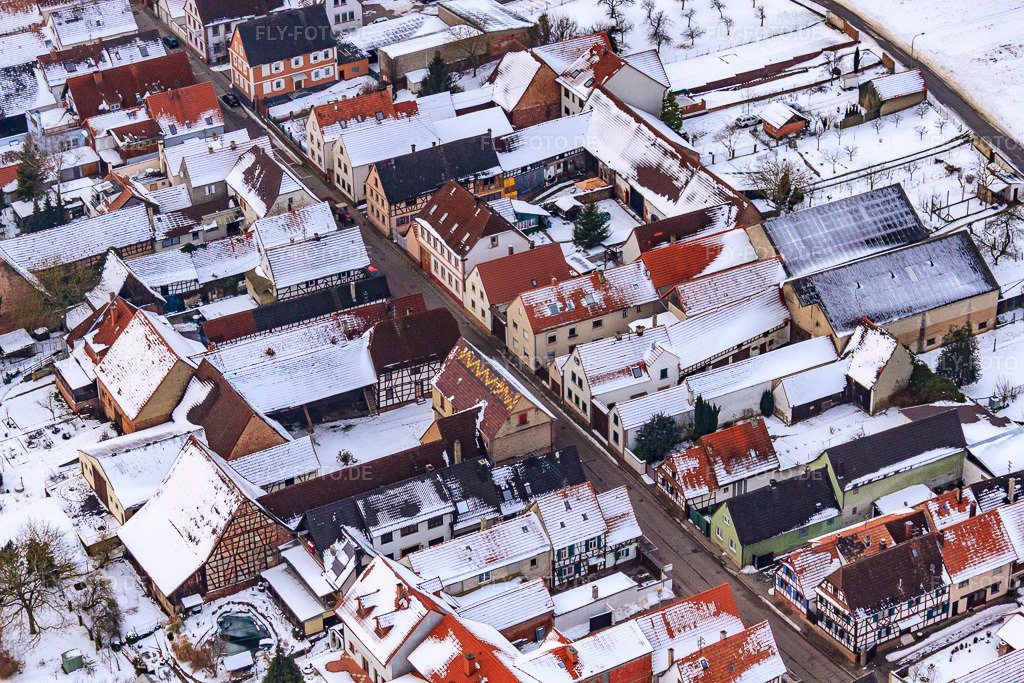 Luftbild: Hauptstraße bei Schnee in Freckenfeld im Bundesland Rheinland-Pfalz in Deutschland. Foto: IMG_23592.jpg vom 16.01.2010 durch Werner Riehm/FLY-FOTO.de