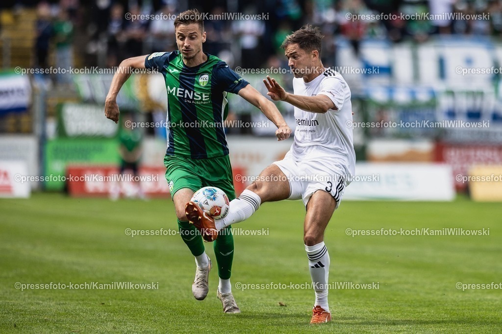 xKWI02082501038 | 02.08.2025, xkwix, Fußball, Regionalliga West, FC Gütersloh - 1. FC Bocholt, Ohlendorf Stadion im Heidewald: Patrik Twardzik ( FC Gütersloh #18 ) im Zweikampf gegen Julian Riedel (1.FC Bocholt #3) 