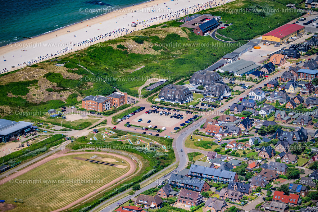 Sylt_Westerland_Dorint_Strandresort_Spa_ELS_0373210625 | SYLT 21.06.2025 Sandstrand- Landschaft und Promenade mit dem " Dorint Resort Hotel " entlang des Küsten- Verlaufes im Ortsteil Westerland auf Sylt auf der Insel Sylt im Bundesland Schleswig-Holstein, Deutschland. // Sandy beach landscape and promenade with the "Dorint Resort Hotel" along the coast in the district of Westerland on Sylt on the island of Sylt in the federal state of Schleswig-Holstein, Germany. Foto: Martin Elsen
