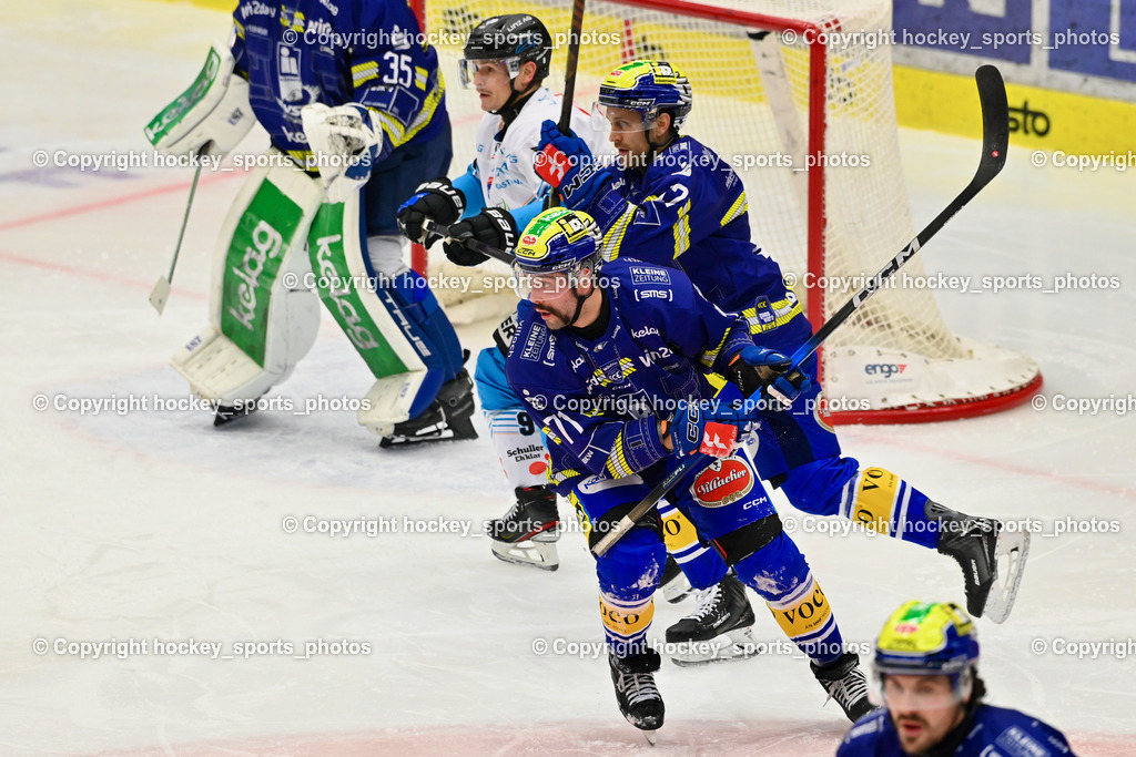 EC IDM WÄRMEPUMPEN VSV vs. Steinbach Black Wings Linz | #71 Steven Strong EC VSV, #42 Alex Wall EC VSV, #9 Emilio Romig Black Wings Linz, EC IDM WÄRMEPUMPEN VSV vs. Steinbach Black Wings Linz, EC IDM WÄRMEPUMPEN VSV vs. Steinbach Black Wings Linz am 28.11.2025 in Villach (Stadthalle Villach), Austria, (Photo by Bernd Stefan)