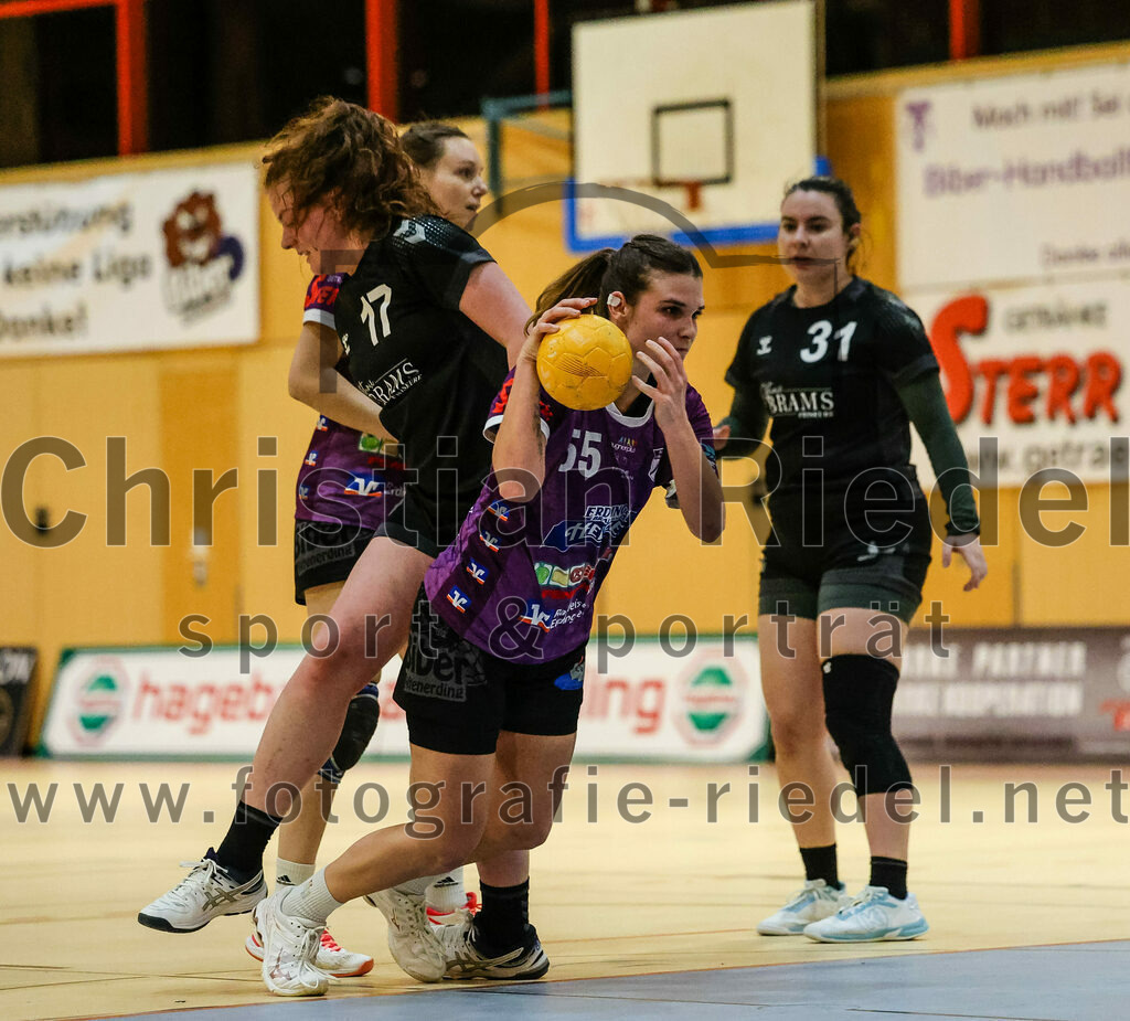 2024-02-10_104_SpVgg_Altenerding_gegen_SVA_Palzing | Erding, Deutschland, 10.02.2024:
Handball, Bezirksoberliga Frauen Altbayern 2023 / 2024, 14. Spieltag, SpVgg Altenerding gegen SVA Palzing, Endergebnis: 27:28

Christina Schredl (SVA Palzing, #17), Verena Bauer (SpVgg Altenerding, #55)

Foto: Christian Riedel / fotografie-riedel.net