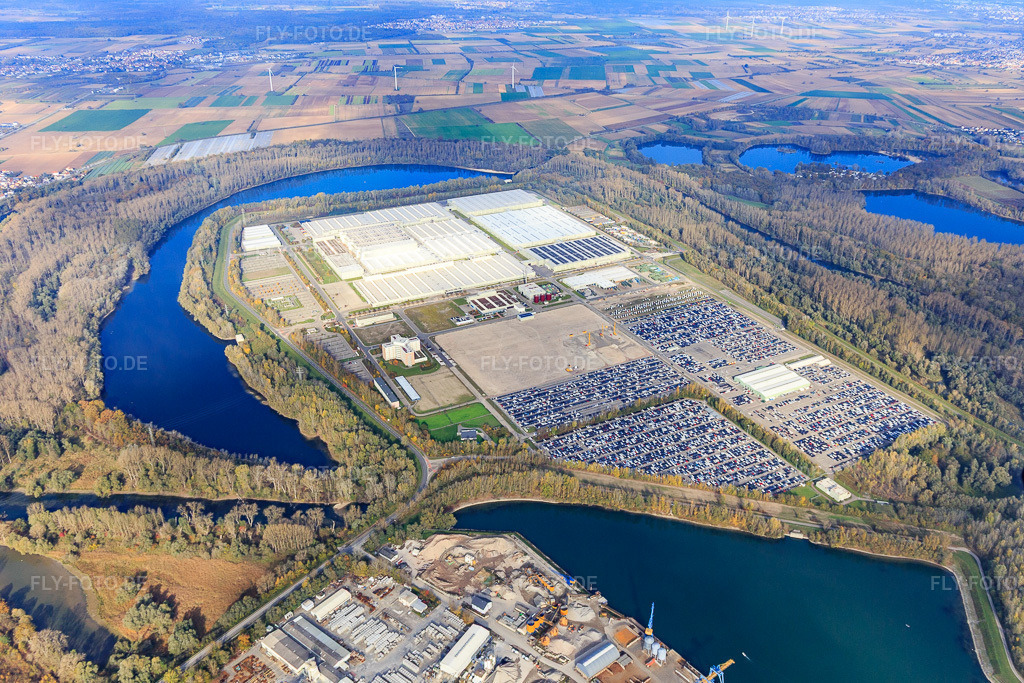 Luftbild: Insel Grün mit MOSOLF Logistics & Services GmbH und Mercedes-Benz Global Logistics Center in Germersheim im Bundesland Rheinland-Pfalz in Deutschland.Foto: IMG_104278.jpg vom 31.10.2017 durch Werner Riehm/FLY-FOTO.deInternationale AutomobillogistikGROUP.MERCEDES-BENZ.COM