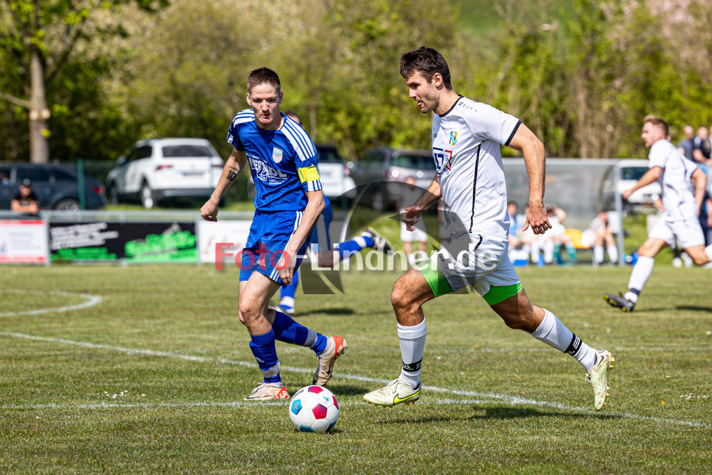 SG Hungerbach vs SV Eurasburg-Beuerberg | Meisterrunde Kreisklasse Gruppe C, SG Hungerbach vs SV Eurasburg-Beuerberg, 20240427,
Simon STRASSER (SGH 11) am Ball,
2024-04-27 in Oberhasuen (Sportplatz Oberhasuen)
10 Christian BAUER (SVEB 10), 11 Simon STRASSER (SGH 11)
Copyright: WolfgangxLindner www.foto-lindner.de