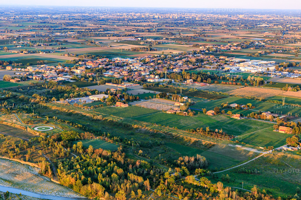 Vue aérienne: Vue de la ville depuis le sud à le quartier Magreta in Formigine dans le département Modena, Italie – .Photo: IMG_134768.jpg prise le 19/09/2022 par Werner Riehm/FLY-FOTO.eu – Résolution de l'original: 5472 x 3648 px