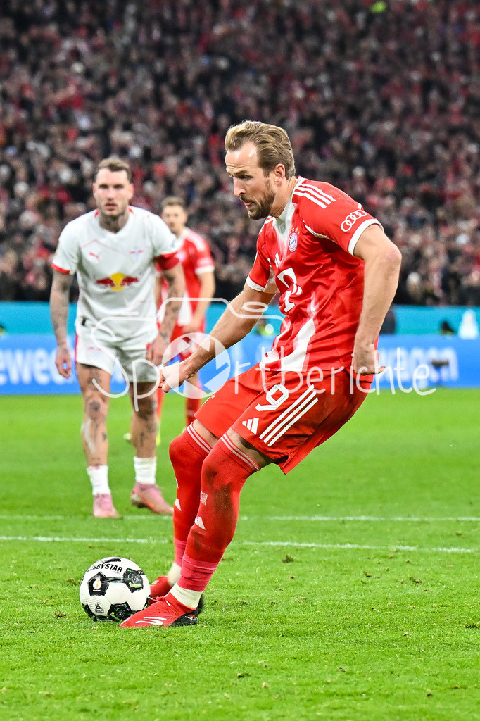 FC Bayern München - RB Leipzig | MUNICH, GERMANY - 11. FEBRUARY: am Ball beim Elfmeter vor dem 1-0 - Harry KANE (FC Bayern Munich 9) / Einzelfoto / Freisteller während dem Spiel zwischen dem FC Bayern München und RB Leipzig beim Viertelfinale des DFB-Pokales in der Allianz Arena