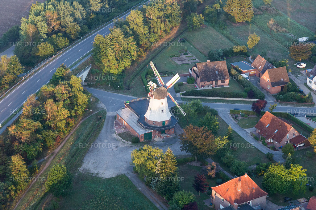 Luftbild: Historische Windmühle am Gehöft eines Bauernhofes am Rand von bestellten Feldern in Artlenburg im Bundesland Niedersachsen in Deutschland. Foto: IMG_110191.jpg vom 18.08.2018 durch Werner Riehm/FLY-FOTO.de