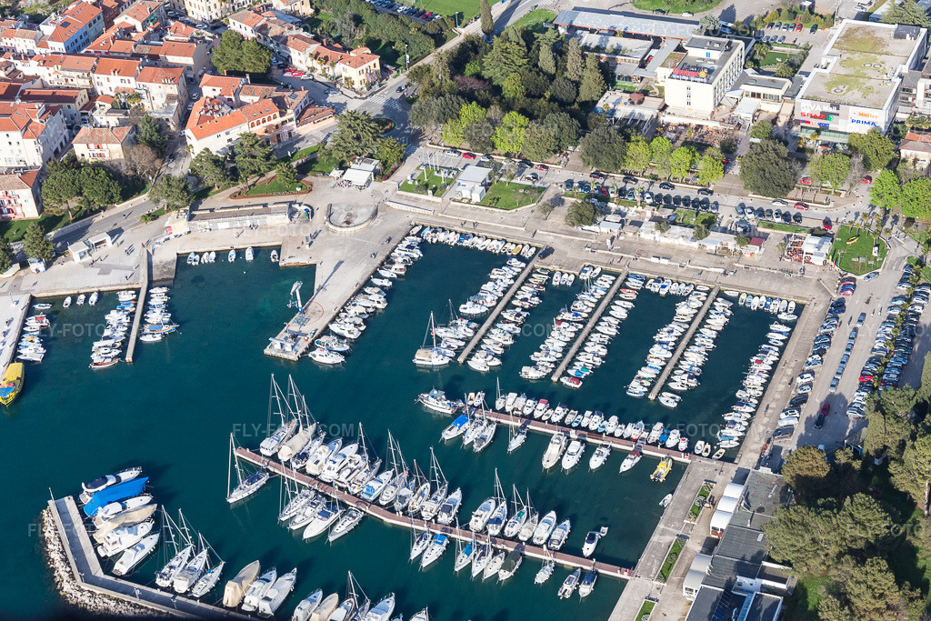 Aerial view: View of the town in Poreč in the state Gespanschaft Istrien, Croatia. – Photo: IMG_106050.jpg taken on 04/13/2018 by Werner Riehm/FLY-FOTO.com – Resolution of the original: 4546 x 3031 px