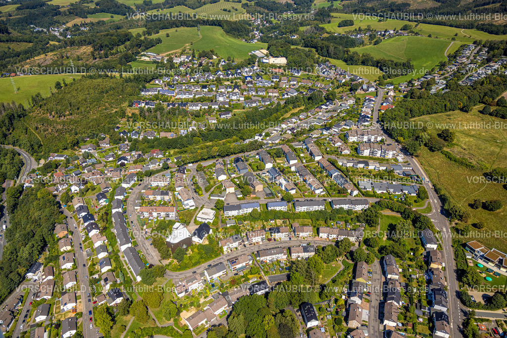Meinerzhagen250812799 | Luftbild, Wohngebiet Ortsansicht Ortsteil Birkeshöh, oben der ländliche Reitverein und Fahrverein Meinerzhagen e.V. 1926, unten kath. Kirche St. Martin und kath. Kindergarten Kita, Meinerzhagen, Sauerland, Nordrhein-Westfalen, Deutschland
