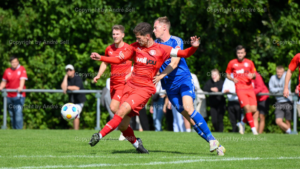 SpVg Eidertal Molfsee vs FC Kilia Kiel | Sebastian Klimmek (Molfsee #9) / Florian Foit (Kilia #15) - Fußball-Oberliga Männer 2024/2025 / SpVg Eidertal Molfsee vs FC Kilia Kiel / Platz A / Molfsee / 25.08.24 - Realisiert mit Pictrs.com