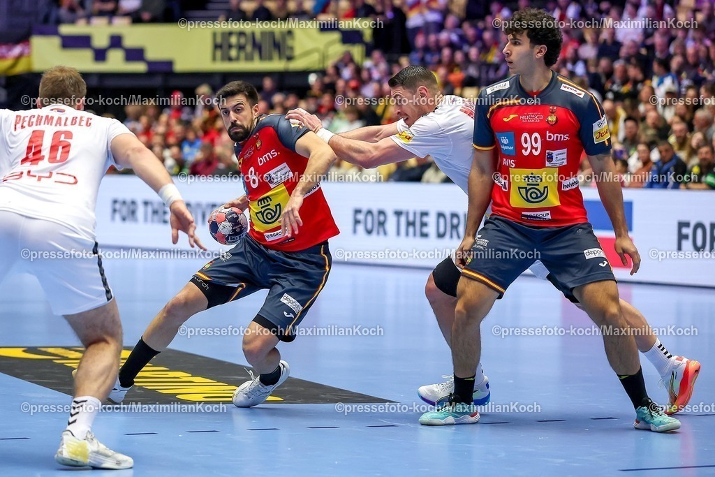 EHF15012601054 | 15.01.2026, Handball, Men's EHF EURO 2026, Spanien - Serbien, Jyske Bank Boxen in Herning, Dänemark, Preliminary Round:  Agustin Casado Marcelo (Espania #08) im Zweikampf gegen   Mijajlo Marsenic (Serbien #93) 