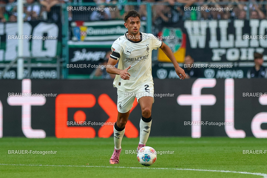 Borussia Mönchengladbach vs Hamburger SV - Bundesliga  | Mönchengladbach, Deutschland, 24.08.25:   Fabio Chiarodia (Borussia Mönchengladbach) in Aktion am Ball, Einzelaktion waehrend des Spiels der Bundesliga zwischen Borussia Mönchengladbach vs Hamburger SV im Stadion im Borussia Park(Foto von Brauer-Fotoagentur / Adrian Schlueter)