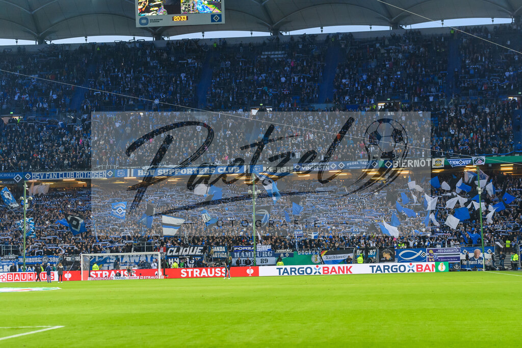 HSVSCF20220419_057 | Fussball, Herren: . Fans von Hamburger SV beim DFB-Pokal-Halbfinalspiel zwischen Hamburger SV und SC Freiburg im Volksparkstadion am 19.04.2022 in Hamburg, Deutschland.DFB / DFL REGULATIONS PROHIBIT ANY USE OF PHOTOGRAPHS AS IMAGE SEQUENCES AND/OR QUASI-VIDEO. - Realisiert mit Pictrs.com