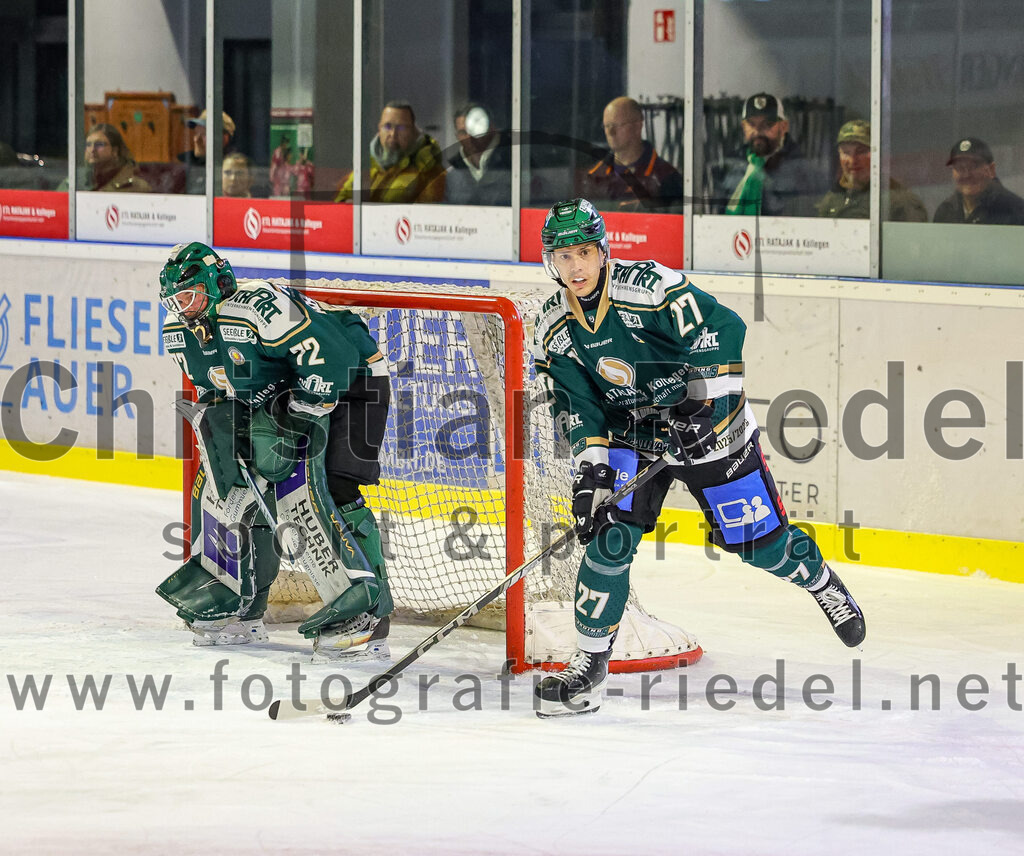2025-11-16_086_TSV_Erding_gegen_Selber_Woelfe | Erding, Deutschland, 16.11.2025:Eishockey, Oberliga Süd 2025 / 2026, 17. Spieltag, TSV Erding gegen Selber Wölfe, Endergebnis: 3:1Torwart David Zabolotny (Erding Gladiators, #72), Mark Waldhausen (Erding Gladiators, #27)Foto: Christian Riedel / fotografie-riedel.net