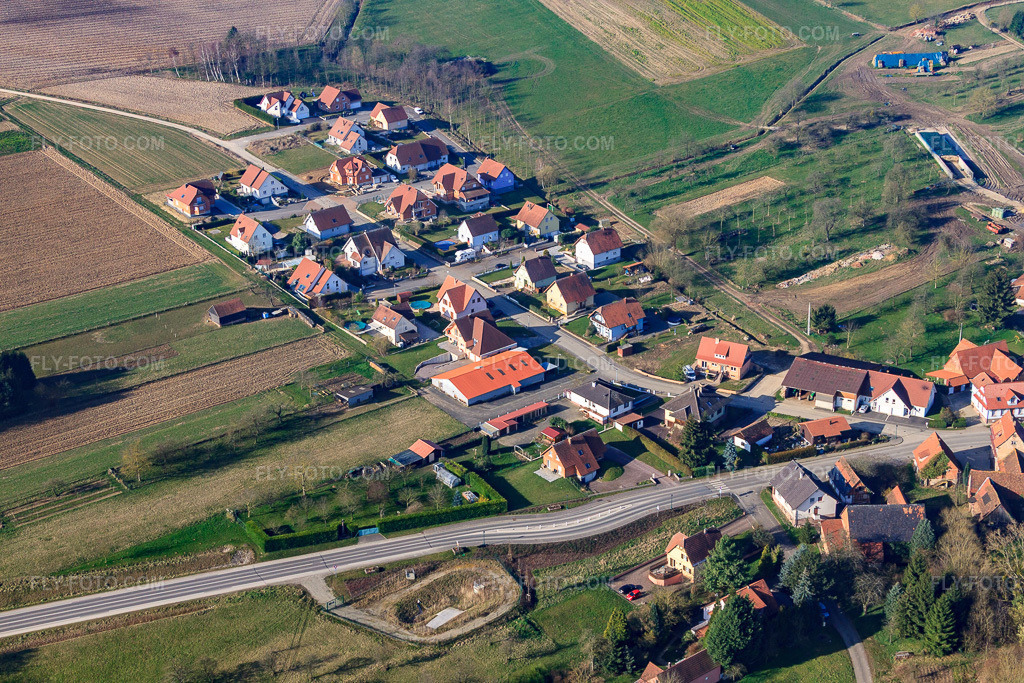 Aerial view: Village view from the east in Soultz-sous-Forêts in the state Bas-Rhin, France. – Photo: IMG_62725.jpg taken on 03/09/2014 by Werner Riehm/FLY-FOTO.com – Resolution of the original: 4752 x 3168 px