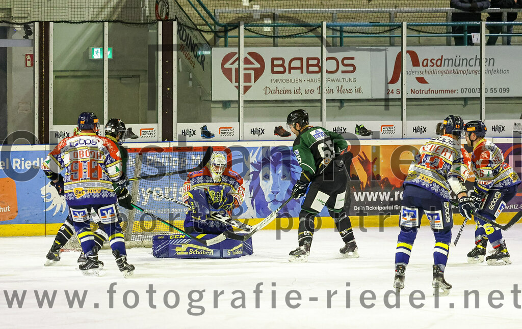 2022-12-09_069_TSV_Erding_gegen_EHC_Waldkraiburg | Erding, Deutschland, 09.12.2022:
Eishockey, Bayernliga 2022 / 2023, 19. Spieltag, TSV Erding gegen EHC Waldkraiburg, Endergebnis: 9:2

Jan Loboda (EHC Waldkraiburg, #90), Torwart Kevin Yeingst (EHC Waldkraiburg, #80), Thomas Plihal (Erding Gladiators, #65)

Foto: Christian Riedel / fotografie-riedel.net