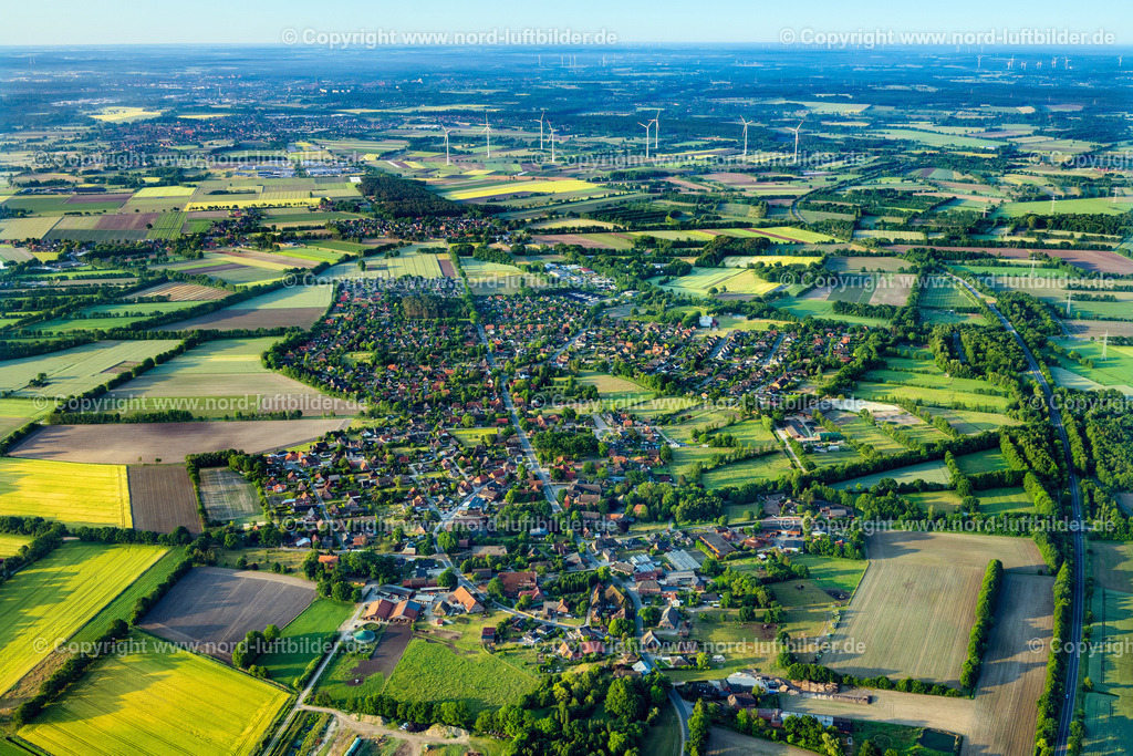Bardowick_ELS_3260050623 | BARDOWICK 05.06.2023 Stadtansicht vom Stadtrand angrenzend an landwirtschaftliche Feldern in Bardowick im Bundesland Niedersachsen, Deutschland. // City view from the outskirts with adjacent agricultural fields in Bardowick in the state Lower Saxony, Germany. Foto: Martin Elsen