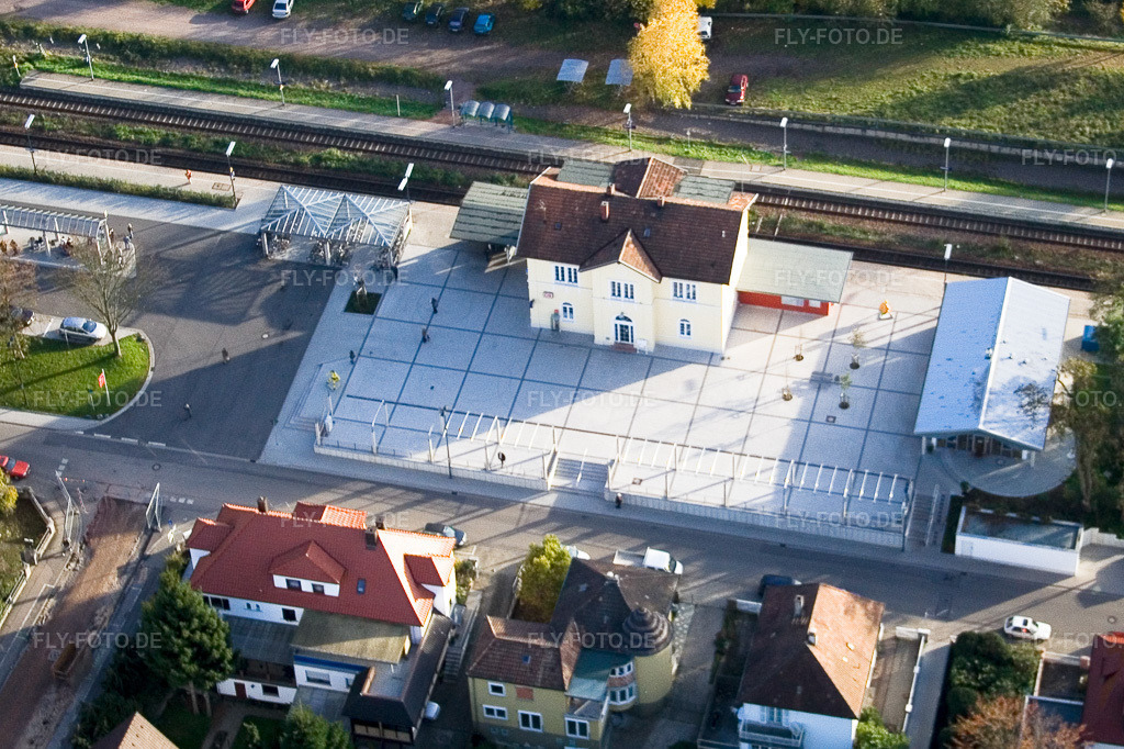 Luftbild: Bahnhofsgebäude und Gleisanlagen des Bahnhofes in Kandel im Bundesland Rheinland-Pfalz in Deutschland. Foto: IMG_4535.jpg vom 10.11.2006 durch Werner Riehm/FLY-FOTO.de