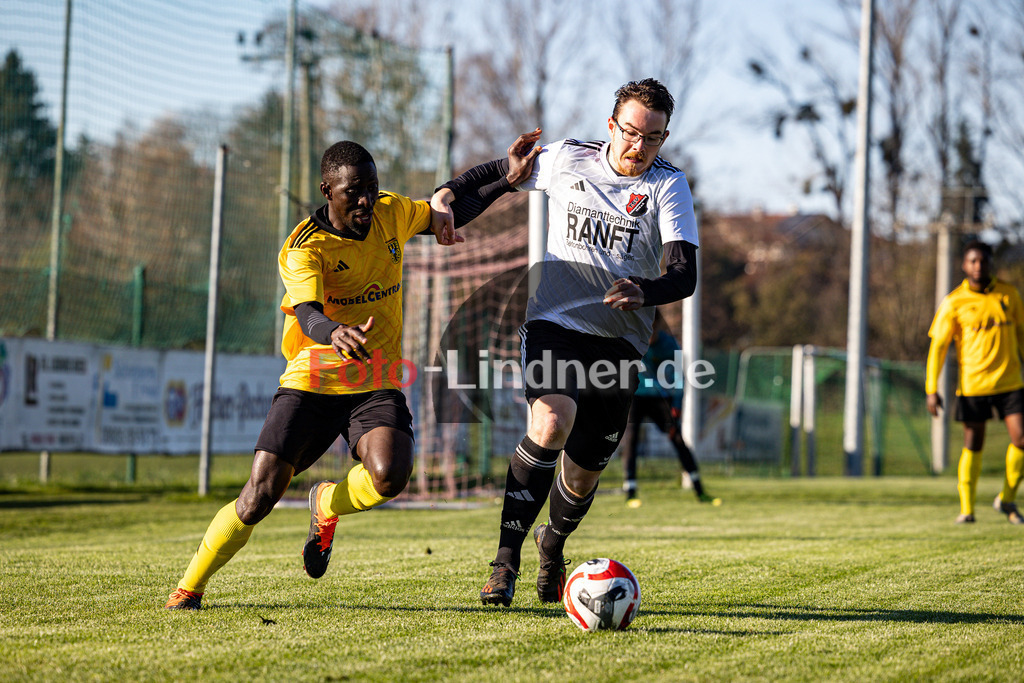 TSV Peißenberg gegen TSV Schongau | Fußball A-Klasse Oberbayern Zugspitze Herren Gruppe 8, TSV Peißenberg gegen TSV Schongau, 20241110,Hassan BAH (TSV Schongau 16) am Ball,2024-11-10 in Eberfing (Sportpark Eberfing), Tobias RAUSCHENBACH (TSVHP 16), Hassan BAH (TSV Schongau 16)Copyright: WolfgangxLindner www.foto-lindner.de