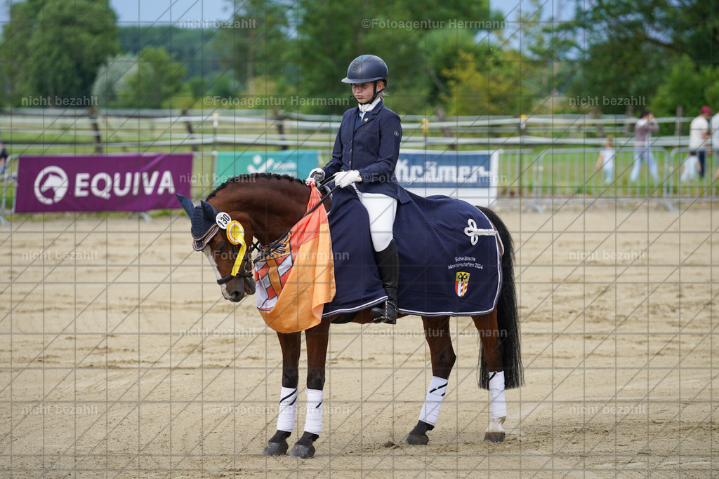 20240630-FAH02463 | Turnierbilder Schwabmünchen, Dressurbilder, Springreitturnier, Reitsportbilder, Turnierfotografen Bayern, Turnierfotograf