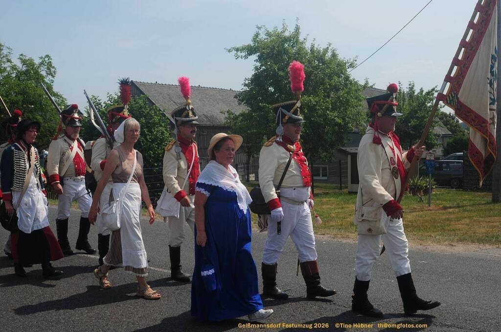 Geißmannsdorf-2026-Festumzug-082 | Festumzug in Geißmannsdorf bei Bischofswerda im Juni 2026. Fotografische Eindrücke und Momentaufnahmen vom Festumzug anläßlich des 800-jährigen Bestehens von Geißmannsdorf - mit Teilnehmern und Gästen, Strohpuppen und geschmückten Vorgärten und Grundstücken - Realisiert mit Pictrs.com