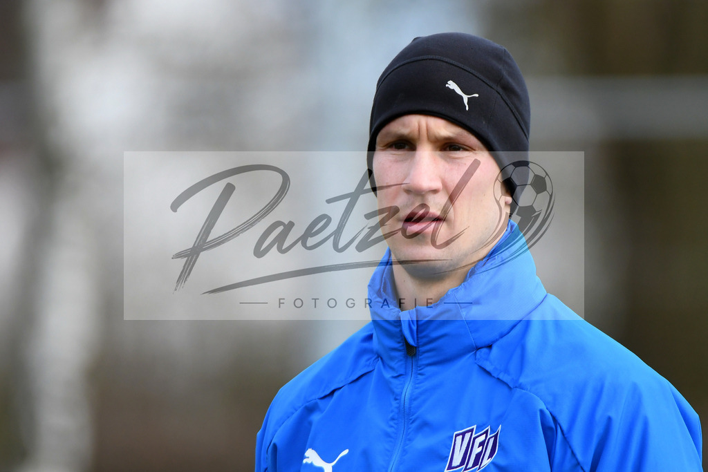 20200225_TRAOSN_0015 | Fussball, Herren: Co-Trainer Tim Danneberg (VfL Osnabrueck) schaut waehrend der Trainingseinheit des VfL Osnabrueck im Sportpark Illoshoehe am 25.02.2020 in Osnabrueck, Deutschland. - Realisiert mit Pictrs.com