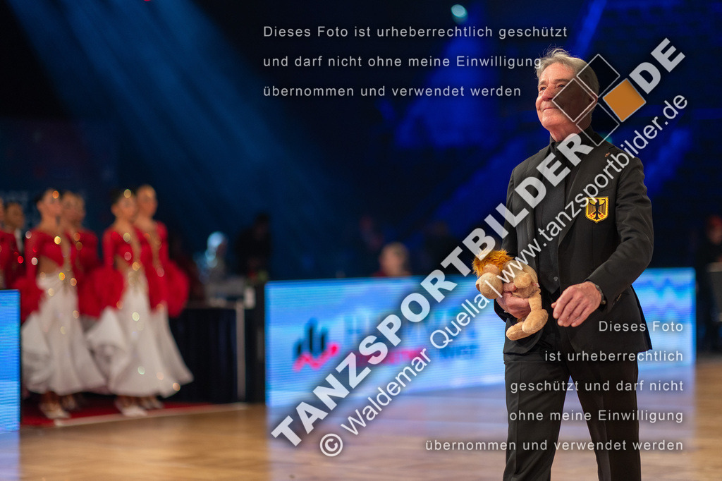 20251206-01135 | Hier finden Sie Tanz Bilder vom Latein und Standard Formationen tanzen. Sportbilder vom Tanzsport. Schöne Fotos und von Weltmeisterschaft, Europameisterschaft, Bundesliga, Regionalliga, Oberliga und Landesliga sowie von GOC Stuttgart, DanceComp, WM Bremen