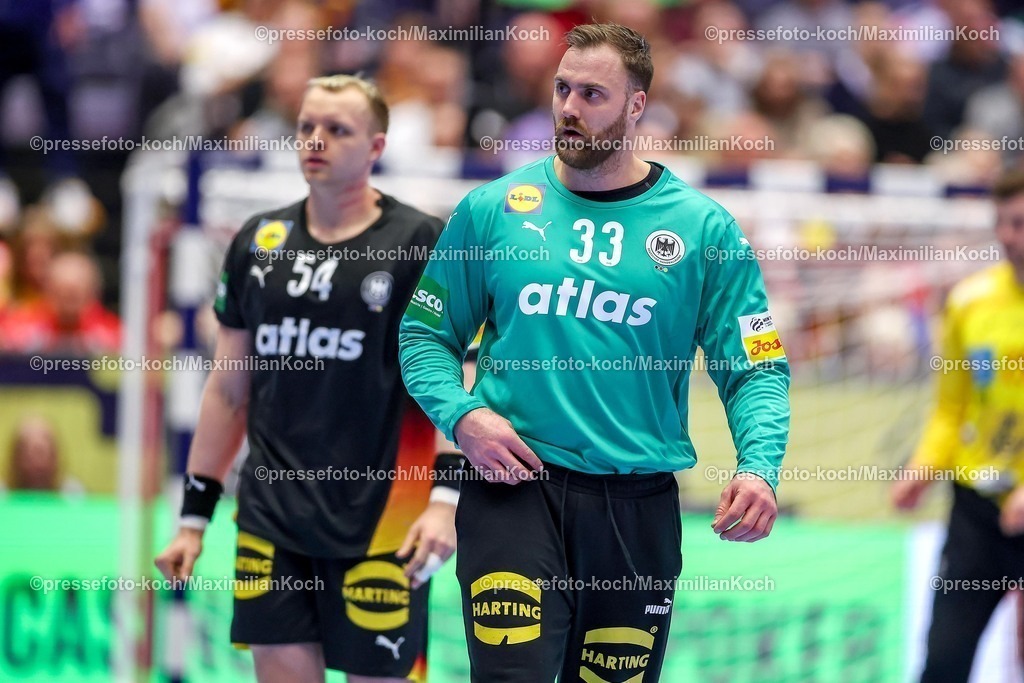 EHF19012602136 | 19.01.2026, Handball, Men's EHF EURO 2026, Deutschland - Spanien, Jyske Bank Boxen in Herning, Dänemark, Preliminary Round:  Andreas Wolff (Germany #33) neben  Justus Fischer (Germany #54) 
