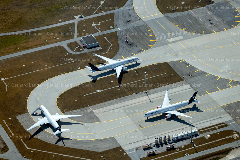 4021199 | MüNCHEN 08.04.2020 Passagierflugzeuge krisenbedingt stillgelegt auf der Parkpositionen und Abstellfläche auf dem Flughafen in München im Bundesland Bayern, Deutschland. // Passenger aircraft decommissioned due to the crisis on the parking positions and parking space at the airport in Munich in the state Bavaria, Germany. Foto: Gerhard Launer