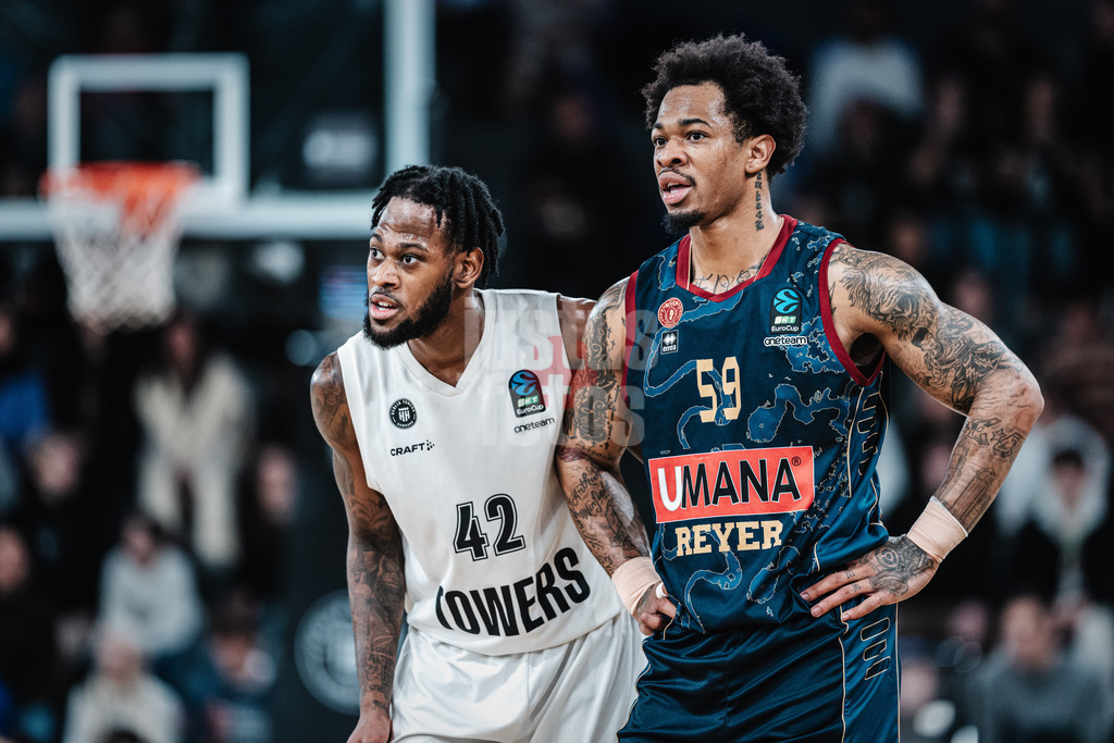 Basketball | Männer | Saison 2023/2024 | BKT EuroCup | Veolia Towers Hamburg vs. Umana Reyer Venice | 06.02.2024 | v.l. Aljami Durham (#42, Veolia Towers Hamburg) und Rayjon Tucker (#59, Umana Reyer Venice)