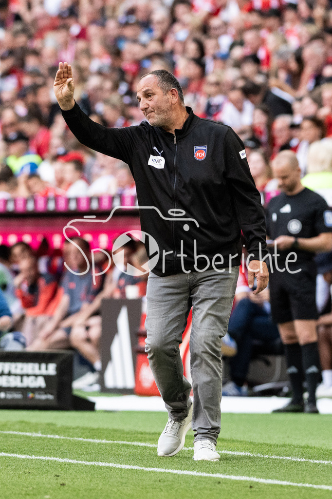 FC Bayern München - 1. FC Heidenheim | MUNICH, GERMANY - 02. MAI: im Bild Frank SCHMIDT Trainer 1. FC Heidenheim während dem Bundesligamatch zwischen dem FC Bayern München und dem 1. FC Heidenheim am 32. Spieltag in der Allianz Arena / DFL REGULATIONS PROHIBIT ANY USE OF PHOTOGRAPHS AS IMAGE SEQUENCES AND/OR QUASI-VIDEO