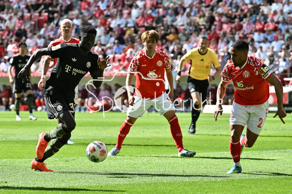 1. FSV Mainz 05 - FC Bayern München | MAINZ, GERMANY - 25. APRIL: im Duell Bara NDIAYE (FC Bayer Munich 39) und Phillipp MWENE (1. FSV Mainz 05 2) während dem Bundesligamatch zwischen dem 1. FSV Mainz 05 und dem FC Bayern München am 31. Spieltag in der MEWA Arena / DFL REGULATIONS PROHIBIT ANY USE OF PHOTOGRAPHS AS IMAGE SEQUENCES AND/OR QUASI-VIDEO