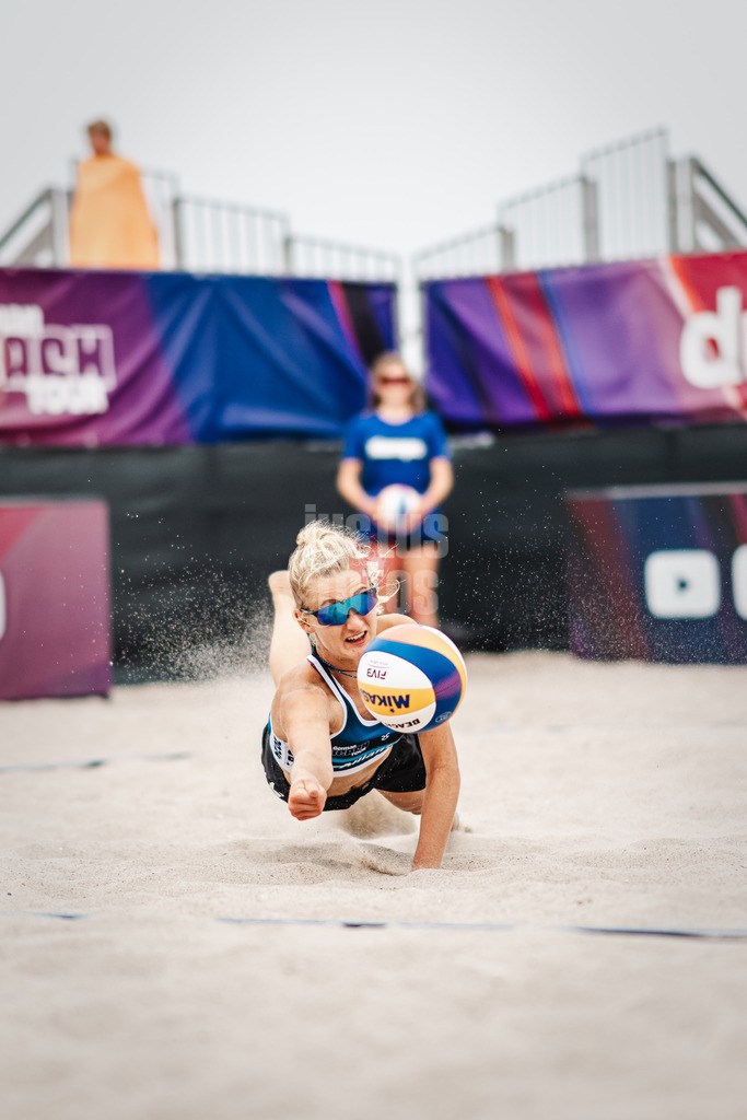 Beachvolleyball | Frauen | Allianz German Beach Tour 2024 | Tourstop Kühlungsborn 2 | 15.08.2024 | Emma Gangey springt zum Ball