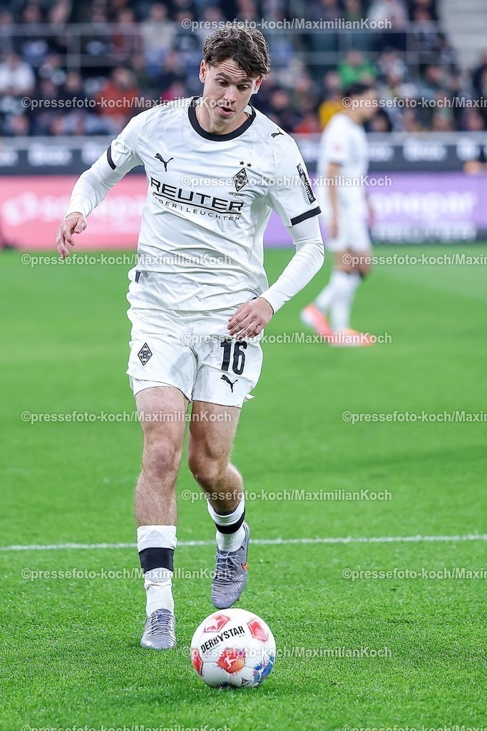 BMG05102502149 | 05.10.2025, Fußball, Borussia Mönchengladbach - SC Freiburg, 1. Fußball Bundesliga, Borussia-Park, Saison 2025 2026: Philipp Sander&nbsp;(Borussia Mönchengladbach #16) DFB regulations prohibit any use of photographs as image sequences and or quasi-video.