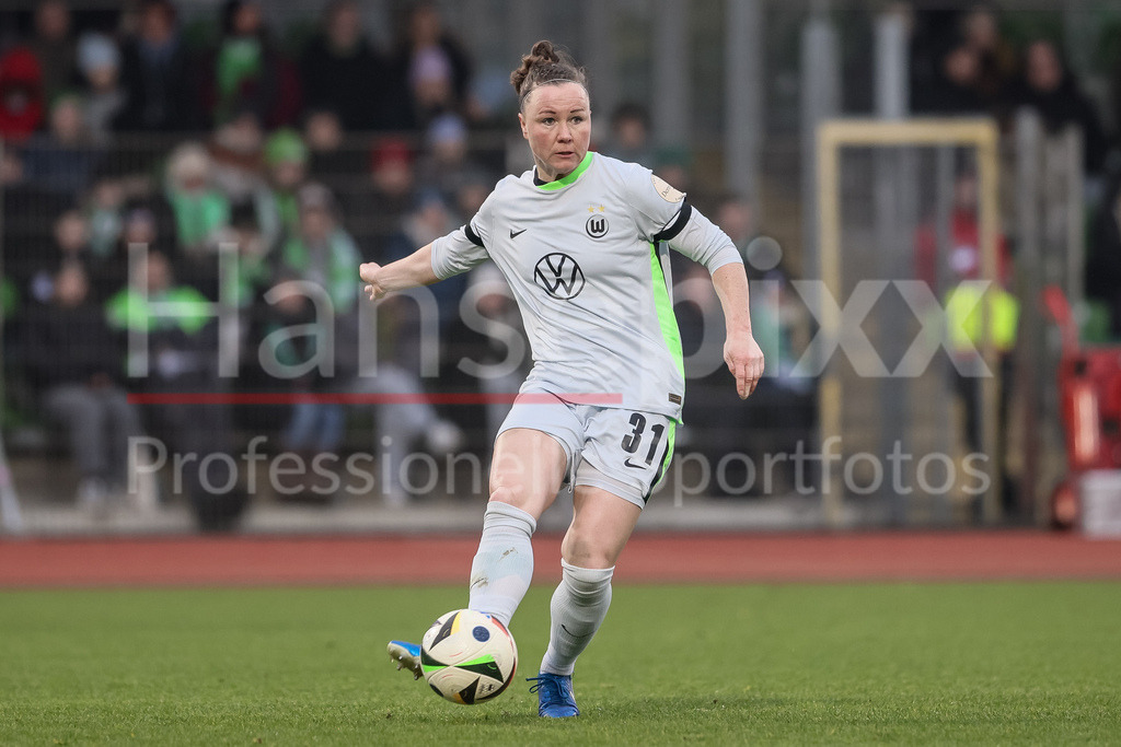 Fussball, Google Pixel Frauen-Bundesliga, SV Werder Bremen - VfL Wolfsburg | v.li.: Marina Hegering (VfL Wolfsburg, 31) am Ball, Freisteller, Einzelbild, Ganzkörper, Aktion, Action, Spielszene, DIE DFB-RICHTLINIEN UNTERSAGEN JEGLICHE NUTZUNG VON FOTOS ALS SEQUENZBILDER UND/ODER VIDEOÄHNLICHE FOTOSTRECKEN. DFB REGULATIONS PROHIBIT ANY USE OF PHOTOGRAPHS AS IMAGE SEQUENCES AND/OR QUASI-VIDEO.