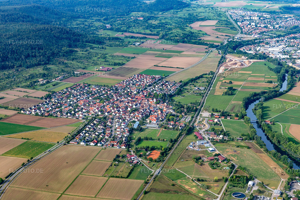 Luftbild: Ortsansicht am Rande von landwirtschaftlichen Feldern und Nutzflächen in Kiebingen im Ortsteil Kiebingen in Rottenburg im Bundesland Baden-Württemberg in Deutschland. Foto: IMG_008696.jpg vom 27.08.2020 durch Werner Riehm/FLY-FOTO.de