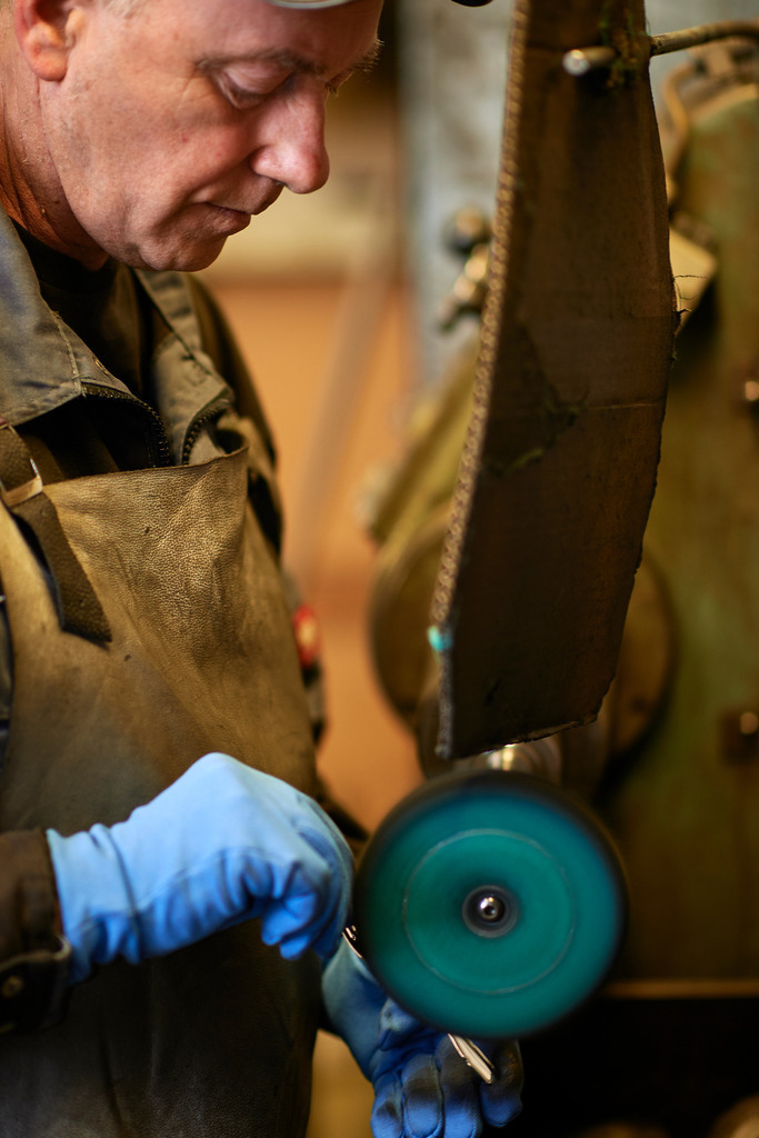 Listofer Josef beim polieren der Silberware | Wien, Austria - February 22, 2017: Wiener Silbermanufactur;  Listofer Josef beim polieren der Silberware. - Realisiert mit Pictrs.com
