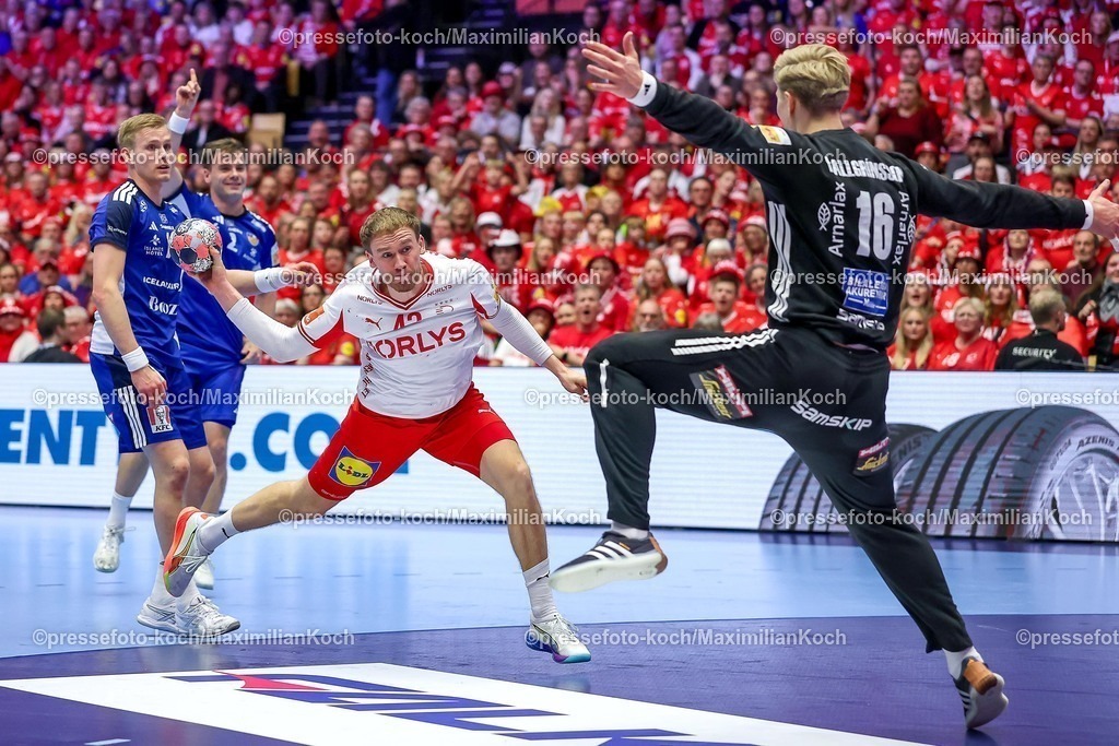 EHF30012603066 | 30.01.2026, Handball, Men's EHF EURO 2026, Dänemark - Island, Jyske Bank Boxen in Herning, Dänemark, Semi Finals:  Thomas Sommer Arnoldsen (Denmark #42) wirft den Ball auf das Tor  Viktor Hallgrimsson (Iceland #16) 