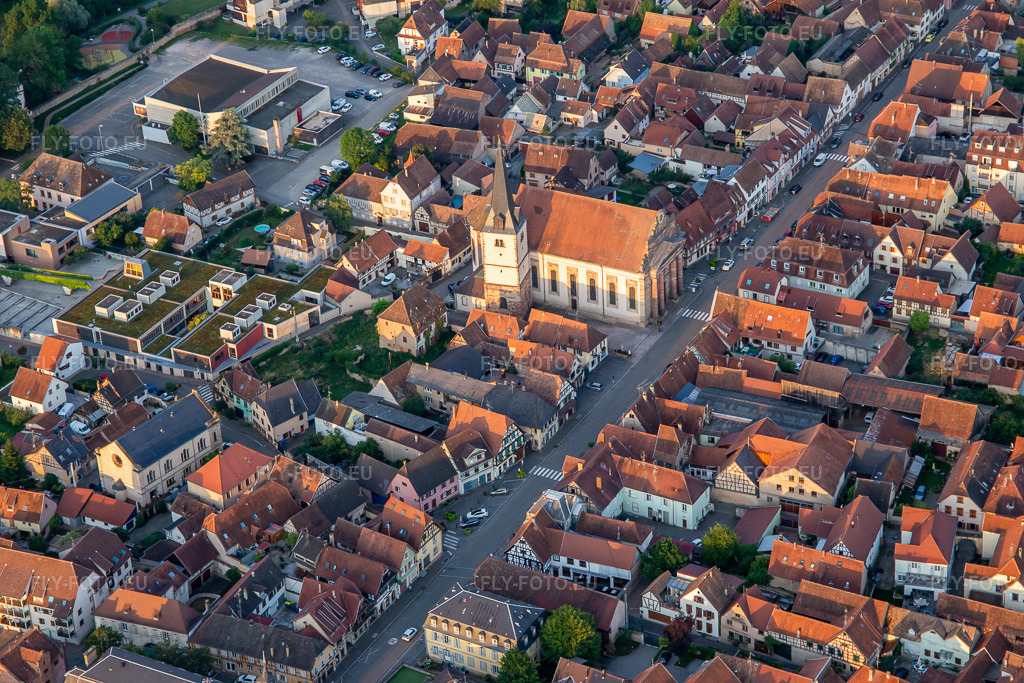 Vue aérienne: Rue du Gén de Gaulle avec l'Eglise catholique Saint-Etienne à Rosheim dans le département Bas Rhin, France – .Photo: IMG_137994.jpg prise le 19/08/2023 par Werner Riehm/FLY-FOTO.eu – Résolution de l'original: 5472 x 3648 px – Bienvenue à Rosheim