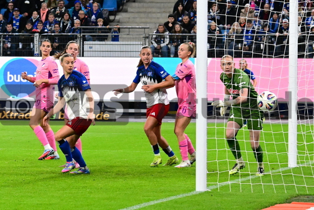 KBS Picture_HSV-Hoffenheim_Frauen_049 | v.l. Brunnthaler Melanie (HSV Frauen) koepft hier das 1:3 , Koessler Melissa (TSG Hoffenheim Frauen) , Hillebrand Sophie (HSV Frauen) und Dick Laura (TSG Hoffenheim Frauen) schauen den Ball hinterher ,Sportplatz :  Volksparkstadion, - Realisiert mit Pictrs.com