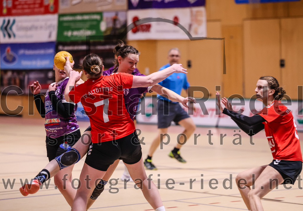2025-01-18_025_SpVgg_Altenerding_gegen_TV_Altoetting | Erding, Deutschland, 18.01.2025:Handball, Bezirksoberliga Frauen Altbayern 2024 / 2024, 11. Spieltag, SpVgg Altenerding gegen TV Altötting, Endergebnis: 19:24Ines Hager (TV Altötting, #7), Julia Kranich (SpVgg Altenerding, #9), Stephanie Spinner (TV Altötting, #8)Foto: Christian Riedel / fotografie-riedel.net