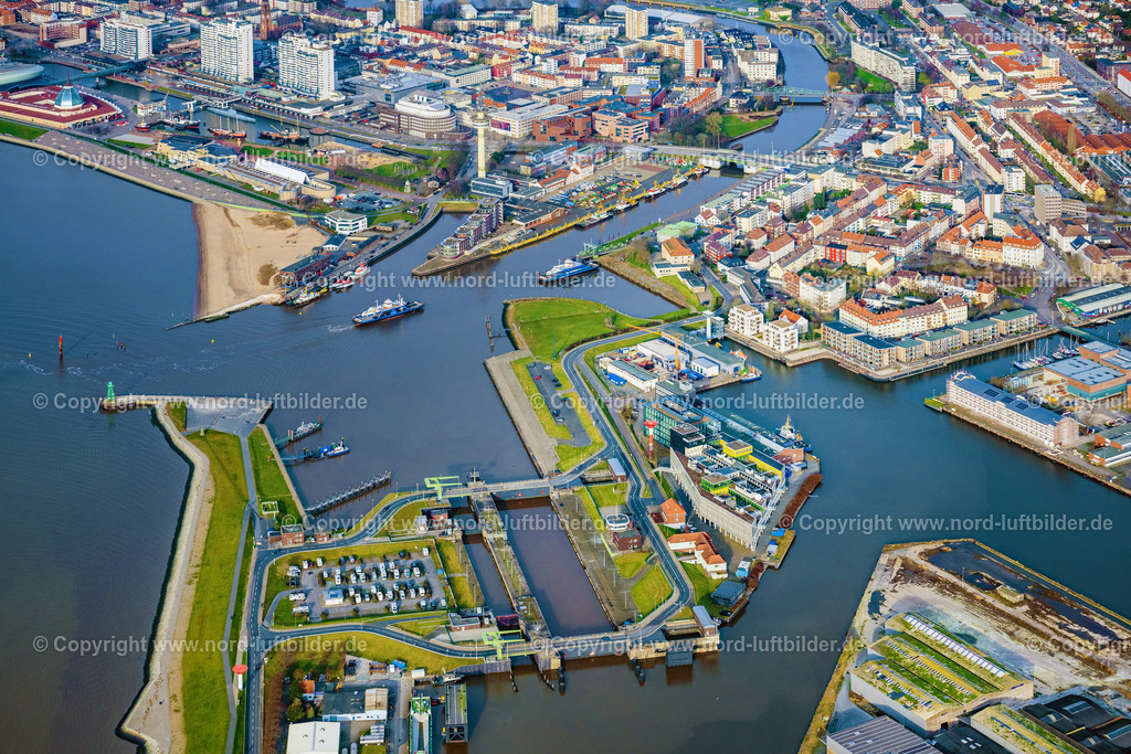 Bremerhaven_Fährhafen_ELS_3810040223 | BREMERHAVEN 04.02.2023 Fahrt eines Fähr- Schiffes über die Weser und Geest- Mündung in Bremerhaven Richtung Nordenham im Bundesland Bremen, Deutschland. // Travel of a ferry ship across the Weser and Geest estuary in Bremerhaven in the direction of Nordenham in the state of Bremen, Germany. Foto: Martin Elsen