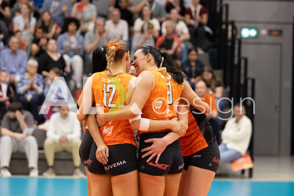 Volleyball I Frauen I Saison 2025-2026 I Volleyball NLA | Women I  Playoffs Finals 1/5 I viteos NUC - VC Kanti Schaffhausen I 06.04.2026 | viteos NUC Spielerinnenkreis - Realisiert mit Pictrs.com