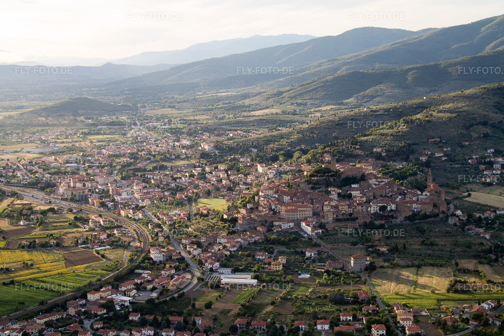 Luftbild: Ortsansicht in Poggiolo im Bundesland Toscana in Italien. Foto: IMG_43288.jpg vom 24.07.2011 durch Werner Riehm/FLY-FOTO.de