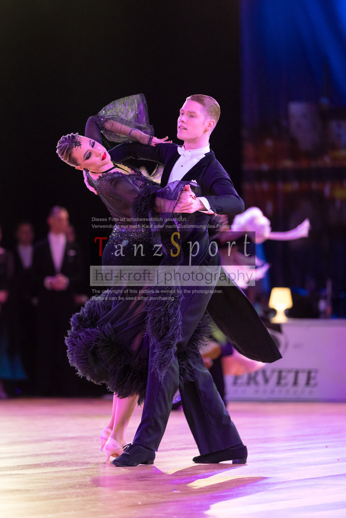 20241215_WDSF_Int_Open_Std-Riga-9121 | Tanzsportbilder, Standardtanz, Lateintanz, WDSF, DTV, LTVB, dancecomp, goc, hessen tanzt, blaues band der spree, walzer, tango, wiener walzer, slowfox, quickstepp, samba, rumba, cha-cha-cha, paso doble. jive, hd-kroft photography, turniertanzsport