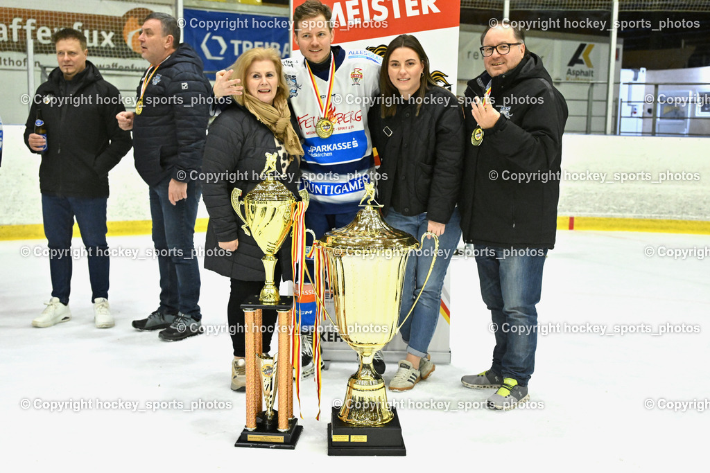 ESC Sparkasse Steindorf Meister 2025/26 | #92 Ratz Patrick ESC Steindorf mit Familie, Sportlicher Leiter ESC Steindorf Armin Ratz, ESC Sparkasse Steindorf Meister 2025/26, ESC Sparkasse Steindorf Meister 2025/26 am 08.03.2026 in Althofen (Stadthalle Althofen), Austria, (Photo by Bernd Stefan)