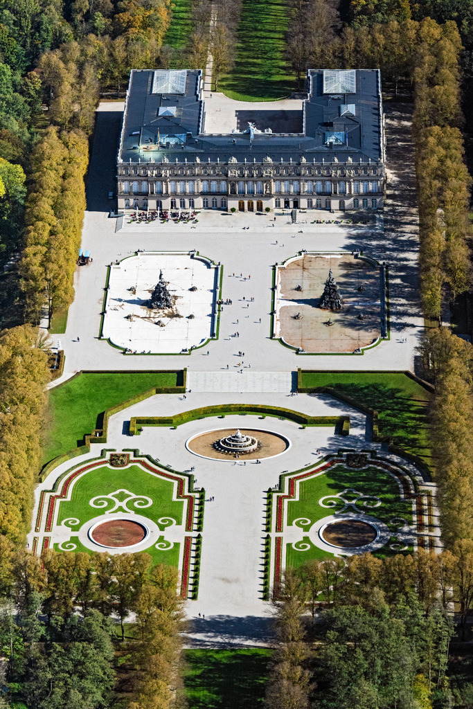 dr__0038863.jpg | CHIEMSEE 11.10.2019 Herbstliche verfärbte Vegetationsansicht Gebäudekomplex im Schlosspark von Schloss Herrenchiemsee auf der Herreninsel (frühere Bezeichnung Herrenwörth) im Chiemsee im Bundesland Bayern. // Autumnal discolored vegetation view building complex in the park of the castle Herrenchiemsee in Chiemsee in the state Bavaria. Foto: Daniel Reiter