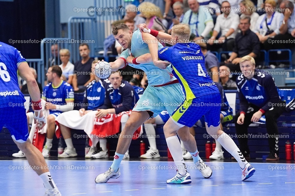 xYDRx04092501035 | 04.09.2025, xydrx, Handball, 1.HBL, VFL Gummersbach - TM Melsungen, Schwalbe-Arena: Uladzislau Kulesh (MT Melsungen #20) im Zweikampf gegen Ellidi Vidarsson (VFL Gummersbach #4)