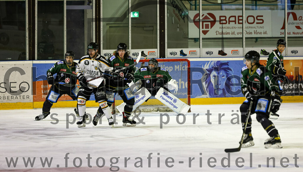 2022-09-23_055_TSV_Erding_gegen_EV_Fuessen | Erding, Deutschland, 23.09.2022:
Eishockey, Bayernliga 2022 / 2023, Testspiel, TSV Erding gegen EV Füssen, Endergebnis: 1:3

Marius von Friderici-Steinmann (Erding Gladiators, #92), Torwart Christoph Schedlbauer (Erding Gladiators, #31), Paul Wallek (Erding Gladiators, #44)

Foto: Christian Riedel / fotografie-riedel.net