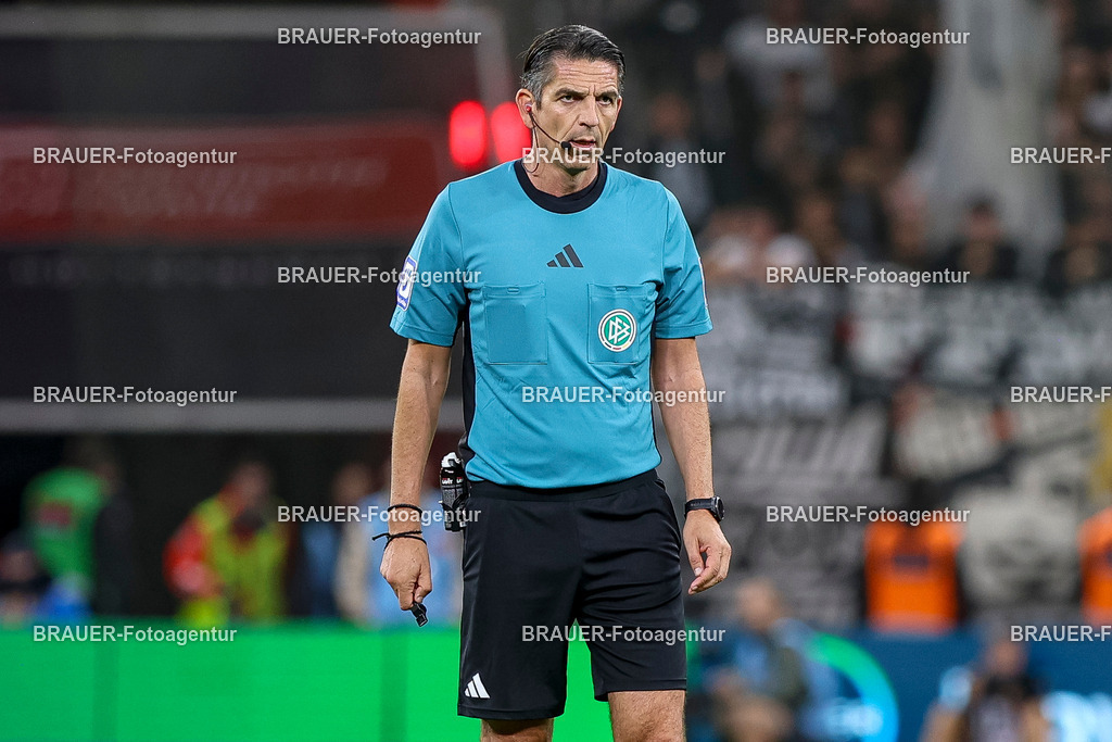 Bayer 04 Leverkusen vs Eintracht Frankfurt - Bundesliga  | Leverkusen, Deutschland, 12.09.25:   Schiedsrichter Deniz Aytekin schaut waehrend des Spiels der Bundesliga zwischen  Bayer 04 Leverkusen vs Eintracht Frankfurt in der BayArena(Foto von Brauer-Fotoagentur / Adrian Schlueter)