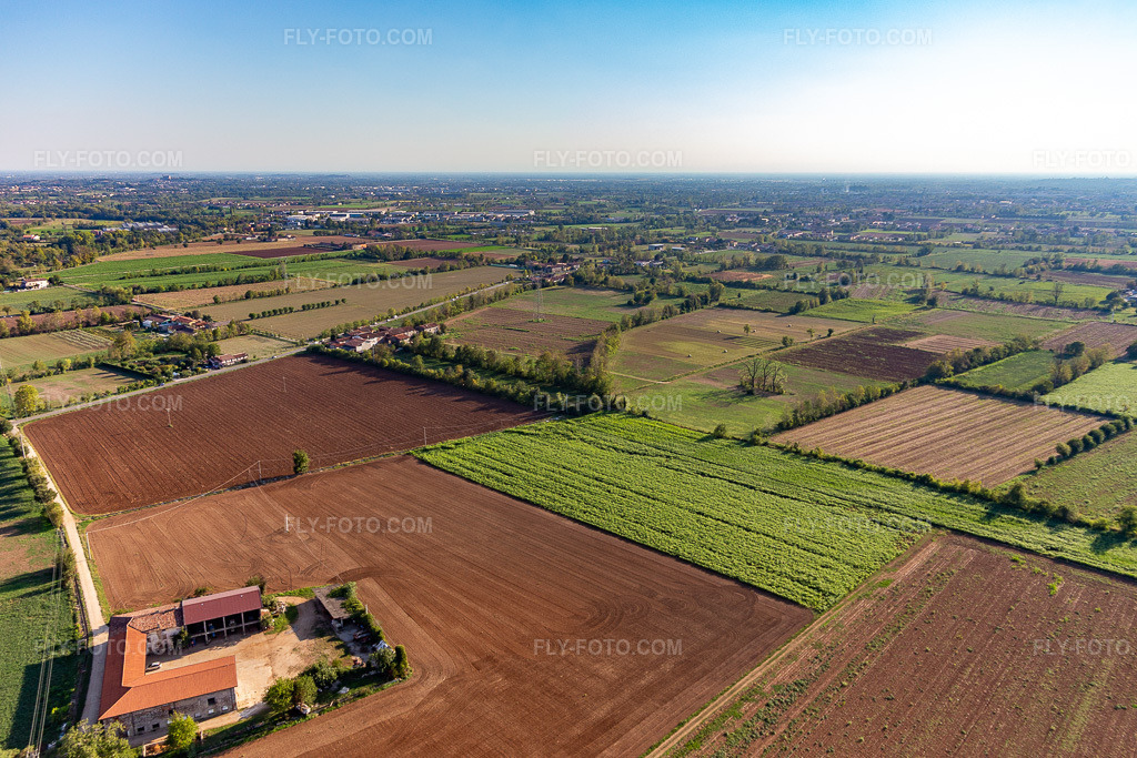 Aerial view: View of the town in Nuvolera in the state Brescia, Italy.Photo: IMG_134964.jpg taken on 09/22/2022 by Werner Riehm/FLY-FOTO.comResolution of the original: 5276 x 3517 px